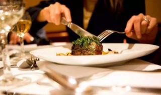 怎么拿西餐刀（怎么拿西餐刀叉）