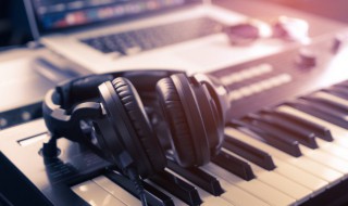 夜机歌词（夜机歌词表达了什么）