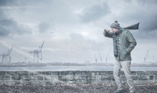 暴风雨歌词 爱情常遇暴风雨歌词