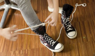 懒人运动鞋系鞋带方法（运动鞋系鞋带的慢视频教程）