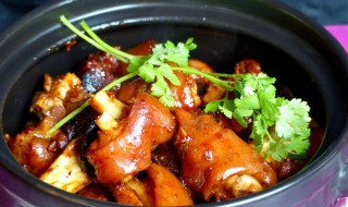 土公鸡炖猪蹄的做法（土公鸡炖猪蹄的做法视频）