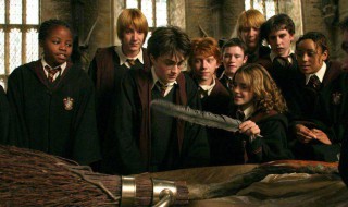 哈利波特与魔法石梗概（哈利波特与魔法石梗概600字）