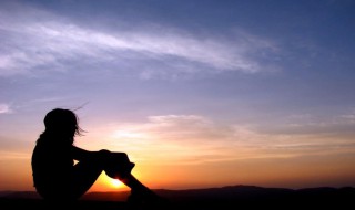 安慰失恋的人的暖心话（安慰失恋的人的暖心话女生）