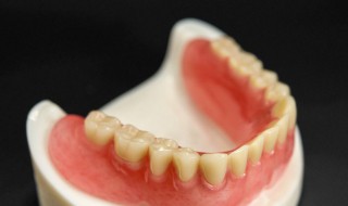 假牙怎么清洗（假牙怎么清洗和保养）