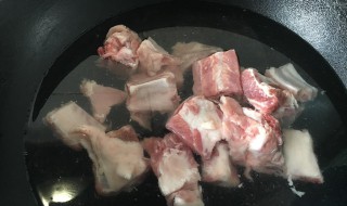 排骨焯水凉水还是热水（排骨焯水凉水还是热水好）