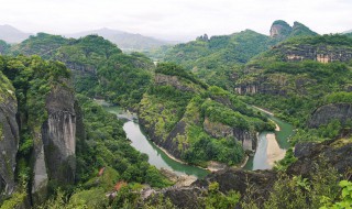 8月中旬适合去哪里旅游（8月中旬适合去哪里旅游比较凉快）