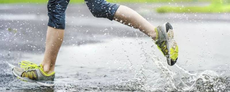 雨天怎样走路不湿鞋尖 雨天走路湿脚尖