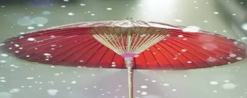 雨伞的寓意和象征（雨中的伞寓意）