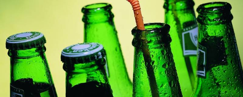 啤酒瓶为什么做成绿色 啤酒为什么用绿色瓶子