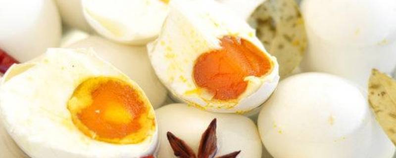 为什么咸鸭蛋会流油普通鸭蛋不会 为什么咸鸭蛋里面会有很多油而普通的不会