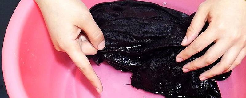 黑衣服第一次洗怎么防止掉色 黑色衣服怎样洗不会掉色