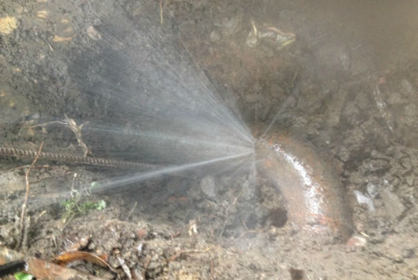 地下水管漏水怎么查（地下水管漏水怎么查漏水点多少钱）