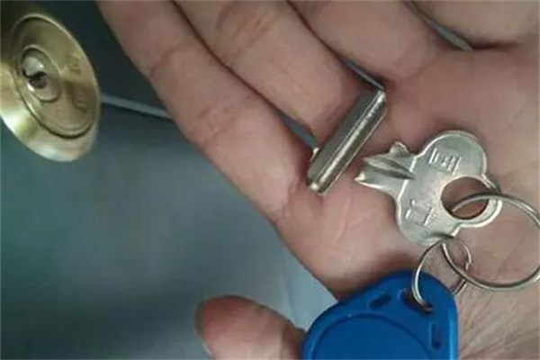 钥匙断了一半在锁芯里了怎么办 钥匙断一半在锁芯里什么征兆