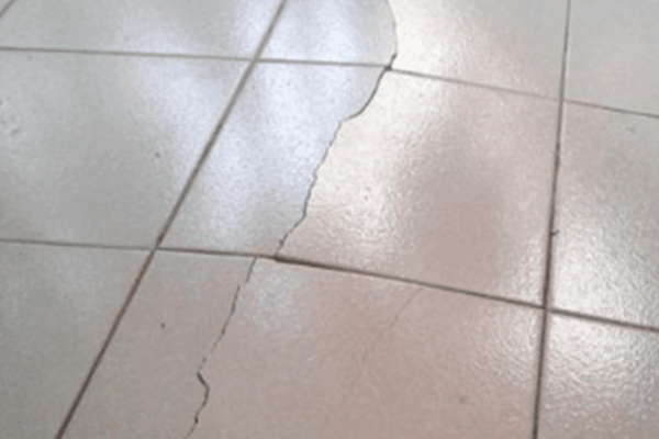厨房瓷砖碎裂的原因都有哪些 厨房瓷砖碎裂怎么办