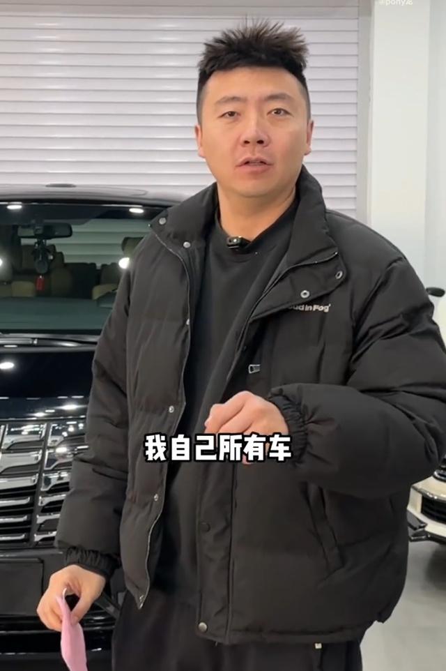 汽车博主马哥车祸去世，好友发文：开车遇路面结冰失控撞树，提醒大家冬天开后驱车一定要检查轮胎