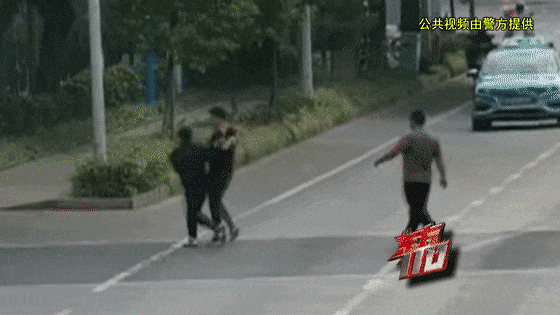 光天化日！一男子在上海街头被强行塞车里带走，被解救时已昏迷