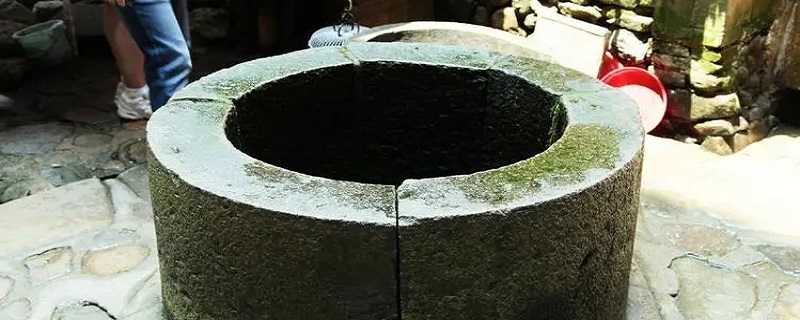 水井的水为什么在地下（水井的水为什么在地下不会倒流）