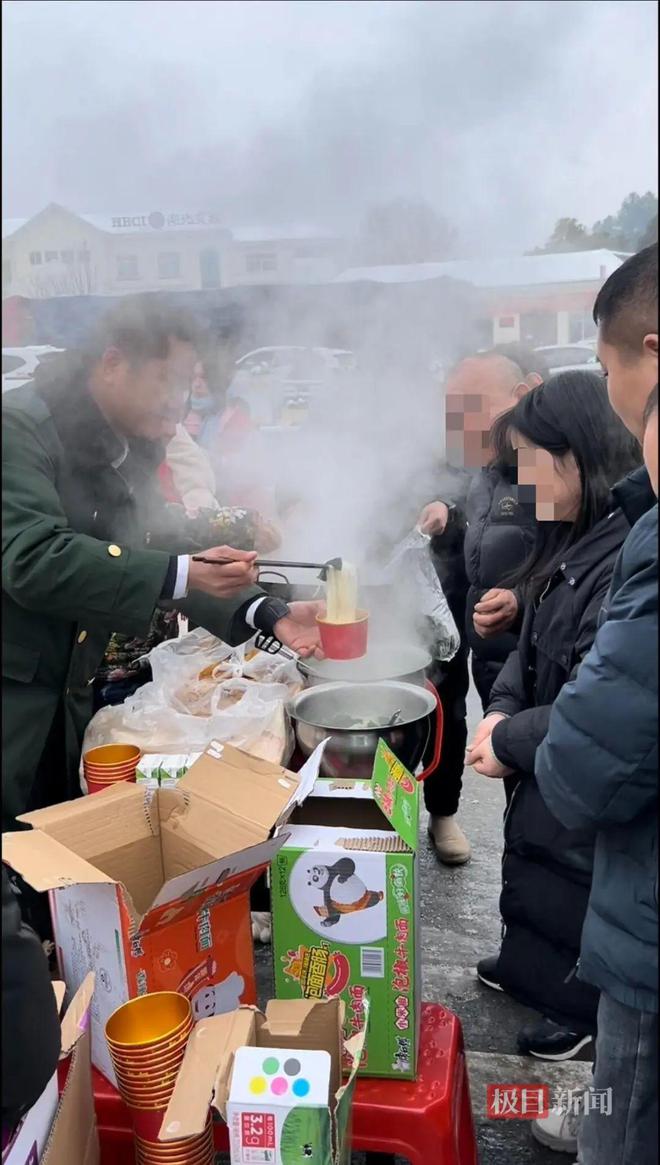 雨雪冰冻继续！有人被困高速30多小时，煮雪融水喝；有文旅局领导带着锅和煤气罐赶到高速口，给滞留旅客煮面