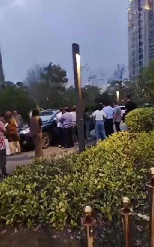 福州一业主质疑停车费过高，维权时被置业顾问开车碾压，警方通报！