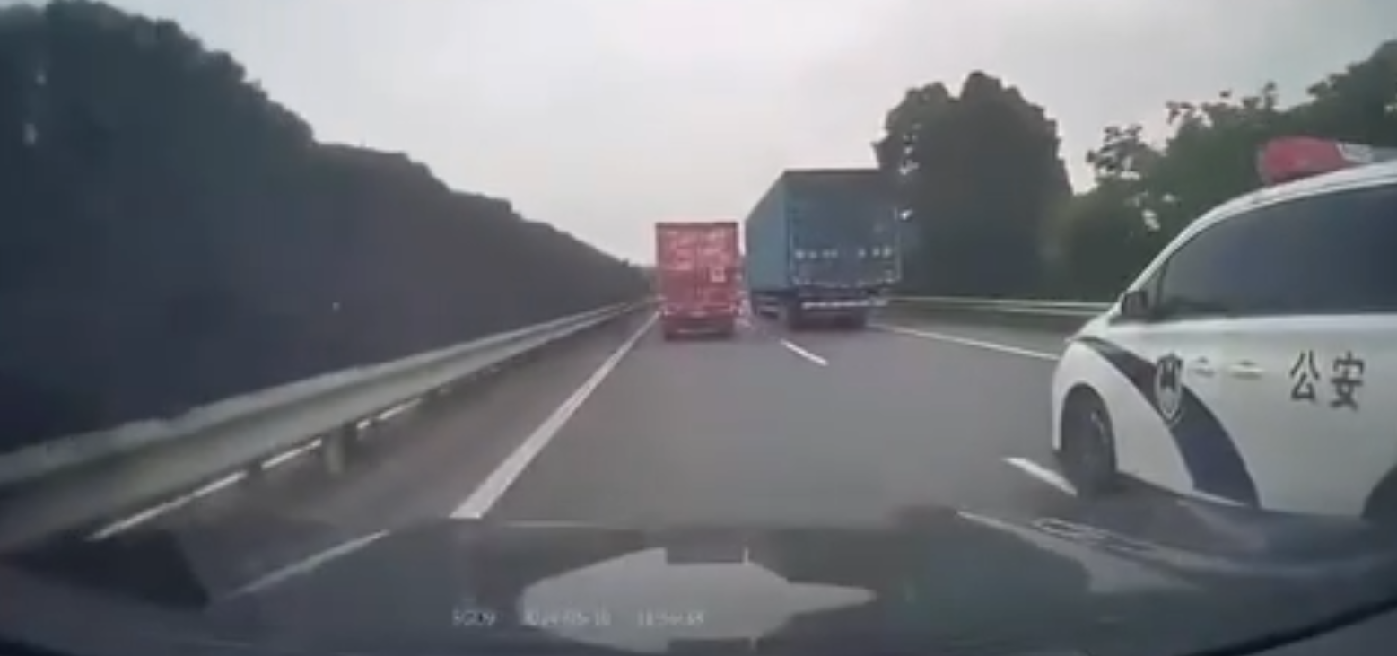 湖北一警车高速上截停小车，男子亮证后质问“为什么不避让”，当地：正核实