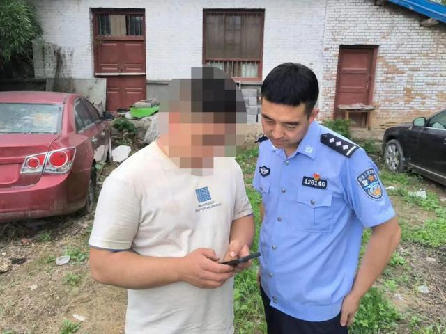 甘肃一男子杀害发小劫财3千余元，逃亡30年落网：看到父母遗照后泪崩供认