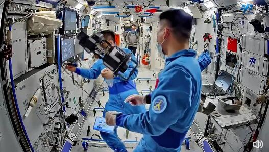 神十八航天员太空出差Vlog上新 目前三名航天员身心状态良好